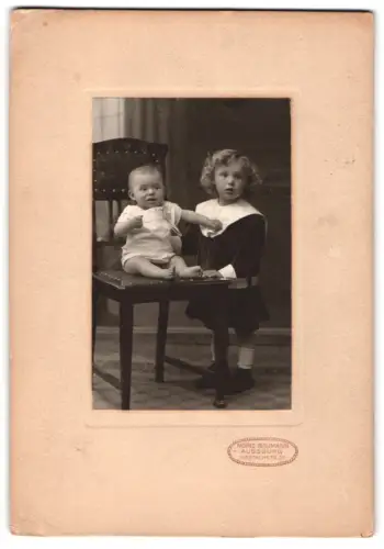 Fotografie Moritz Baumann, Augsburg, Wertachstrasse 27, Franzl und Mathilde auf einem Stuhl