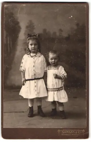 Fotografie Samson & Co, Hannover, Ernst Augustplatz 5, Willi mit seiner Schwester in traditioneller Kleidung