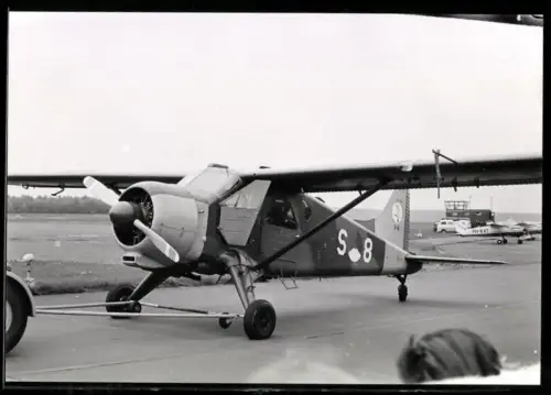 Fotografie Flugzeug Einmotoriger Hochdecker in Tarnfarbe lackiert