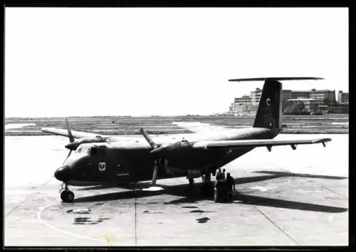 Fotografie Flugzeug Zweimotoriger Hochdecker mit Staffelabzeichen Adler, No. 2352