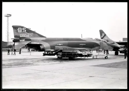 Fotografie Flugzeug Douglas F-4 Phantom, Kampfjet USAF 66604 mit Bewaffnung