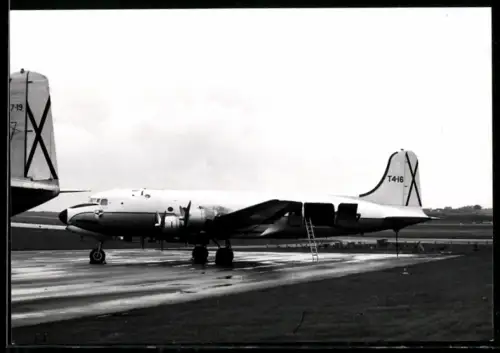Fotografie Flugzeug Douglas C-54 Skymaster T4-16 mit Staffelabzeichen