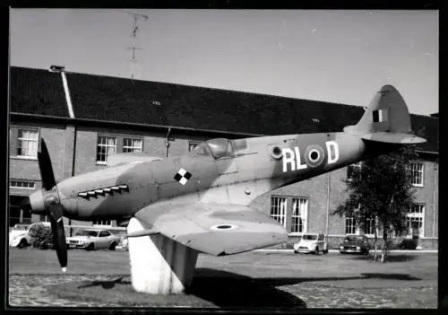 Fotografie Ansicht Florennes / Belgien, Flugzeug Supermarine 379 Spitfire F14C am Militärflugplatz