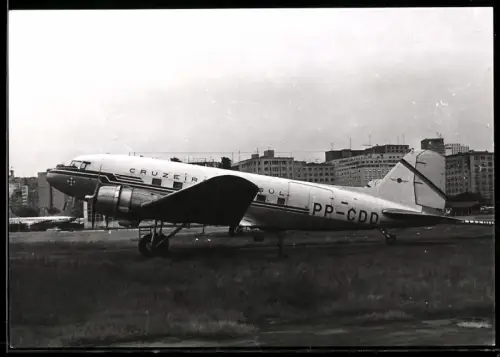 Fotografie Flugzeug Douglas DC-3 Kennung PP-CDD, Transportmaschine auf einem Flugplatz