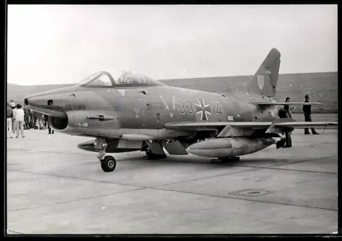 Fotografie Flugzeug Fiat G.91, Jagdbomber der Luftwaffe 33-14 mit Staffelabzeichen