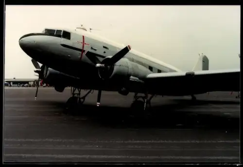 Fotografie Flugzeug Douglas DC-3 mit Spezial-Instrumenten auf dem Dach