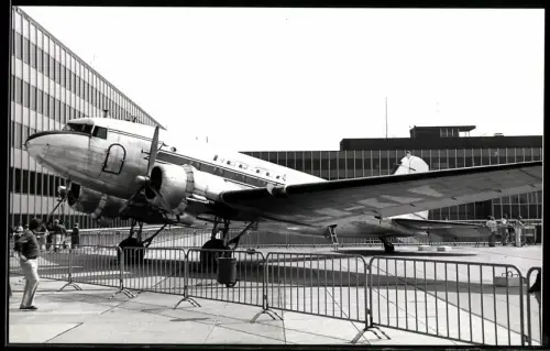 Fotografie Flugzeug Douglas DC-3, Nor-Fly N65371 bei einer Luftfahrtschau