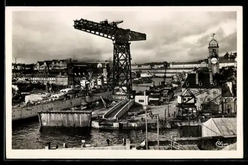 AK Brest /Finistère, Vue Panoramique de l`Arsenal, Le Croiseur Algérie en armement sous la grande grue