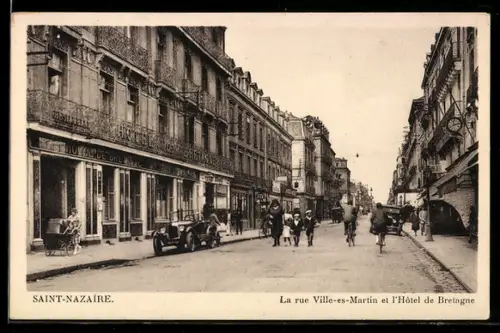 AK Saint-Nazaire, La rue Ville-es-Martin et l`Hôtel de Bretagne