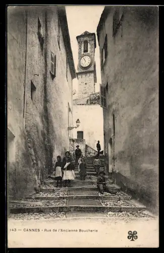 AK Cannes, Rue de l`Ancienne Boucherie avec horloge et habitants