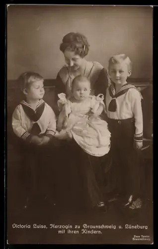 AK Victoria Luise, Herzogin von Braunschweig und Lüneburg mit ihren Kindern