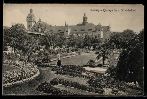 AK Kolberg, Rosengarten mit Spaziergängerin und Strandschloss