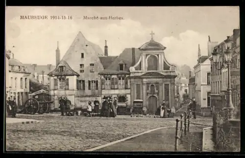 AK Maubeuge, Marche-aux-Herbes, Hopital Militaire, Polizisten mit Pickelhauben an der Kanone, Händlerinnen