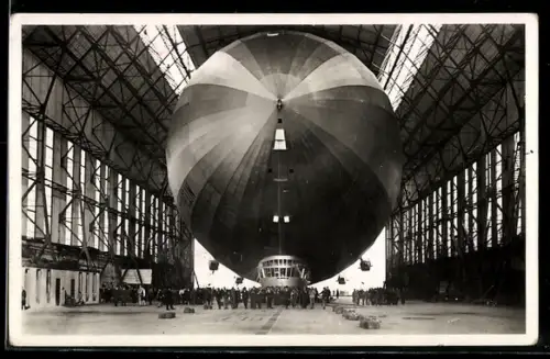 AK Luftschiff LZ127 Graf Zeppelin beim Einbringen in die Halle