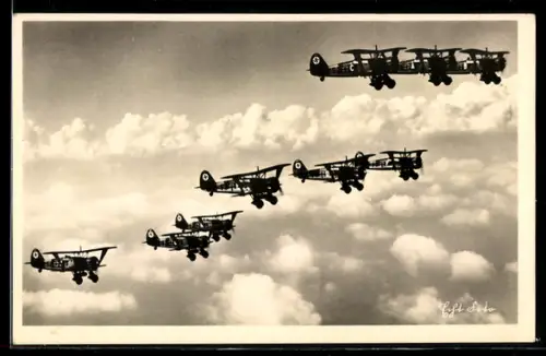 AK Unsere Luftwaffe, Sturzkampf-Einsitzer Henschel Hs 123 auf einem Übungsfluge, e am Heck