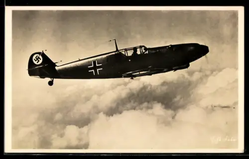 AK Jagdeinsitzer Bf 109 auf der Verfolgung über den Wolken, Messerschmitt, 2. Weltkrieg,  am Heck