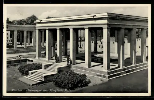 Foto-AK München, Partie am Ehrentempel am Königlichen Platz