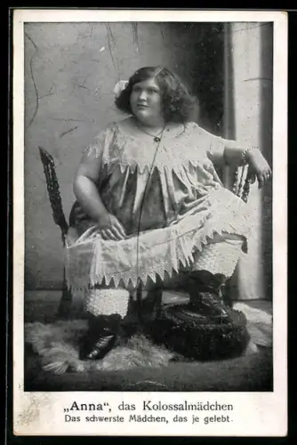 AK Kolossalmädchen Annai im Kleid sitzend