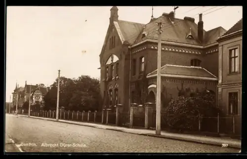 AK Genthin, Albrecht Dürer-Schule mit Strassenpartie