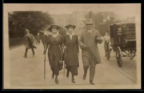 Foto-AK Köln, Schnappschuss einer Strassenpartie mit Passanten im Jahr 1927