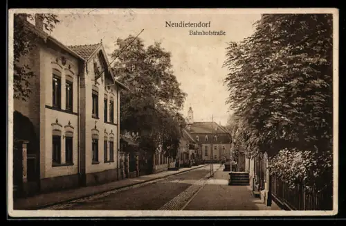 AK Neudietendorf i. Thür., Blick in die Bahnhofstrasse
