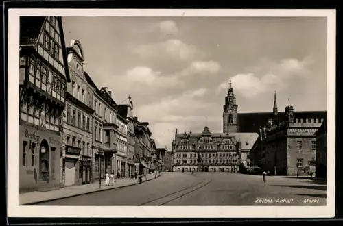 AK Zerbst /Anhalt, Markt, Panorama mit Gasthaus Deutsche Schenke