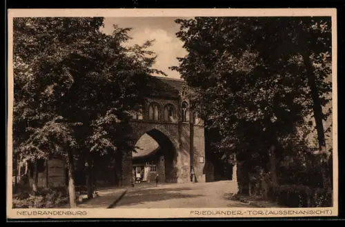 AK Neubrandenburg, Friedländer Tor (Aussenansicht)
