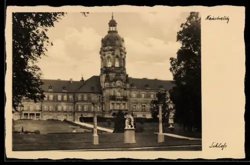 AK Neustrelitz, Schloss mit Anlage, Statue, Säulen