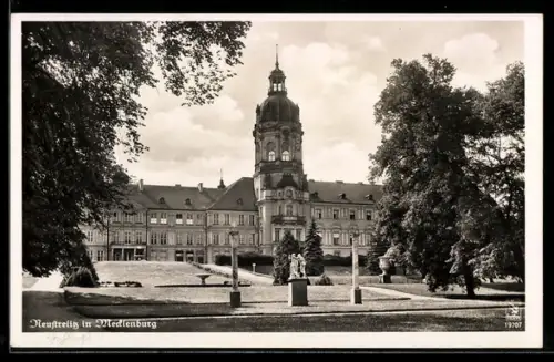 AK Neustrelitz in Mecklenburg, Schloss mit Skulpturenanlage