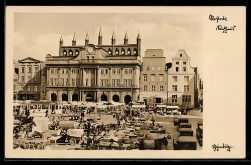 AK Rostock, Rathaus und Marktplatz mit Wochenmarkt