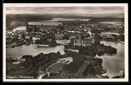 AK Schwerin /Mecklenburg, Stadtansicht vom Flugzeug aus