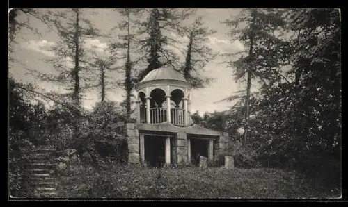 AK Burg Schlitz /Meckl. Schweiz, Grabmal mit Pavillon im Schlosspark