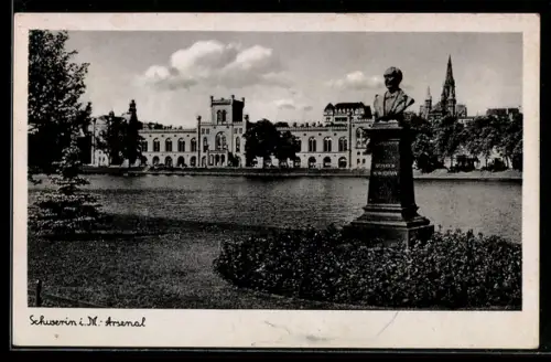 AK Schwerin i. M., Arsenal u. Denkmal am Wasser