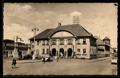AK Senftenberg /Niederlausitz, Hauptbahnhof mit Vorplatz