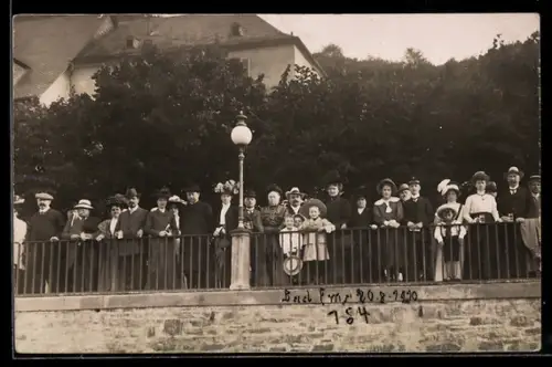 Foto-AK Bad Ems, Festgesellschaft an einer Brüstung vor Gebäude, 20.8.1910