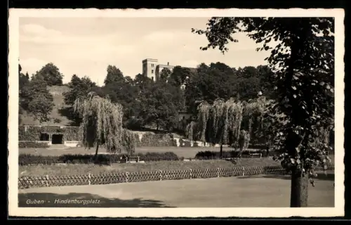 AK Guben, Hindenburgplatz, Panorama mit Turmgebäude