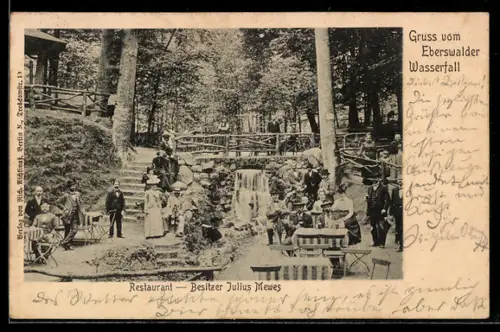 AK Eberswalde, Wasserfall-Restaurant Julius Meves, Gartenpartie mit Gästen u. Wasserfall