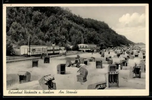 AK Ueckeritz a. Usedom, Am Strande, Strandkörbe, Gebäude