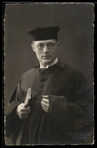 Foto-AK Porträt eines Mannes in Robe mit Brille, Trockenstempel Frankfurt a. M., Jura