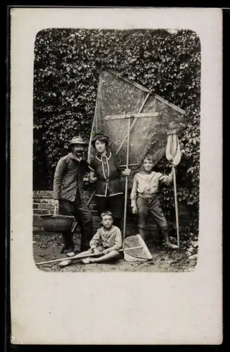 Foto-AK Fischerfamilie mit ihren Netzen