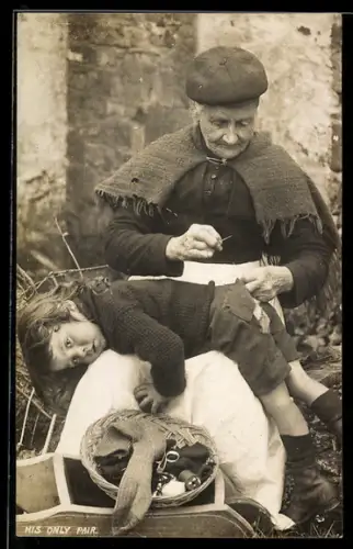 AK Ältere Dame näht die gerissene Hose eines Kindes