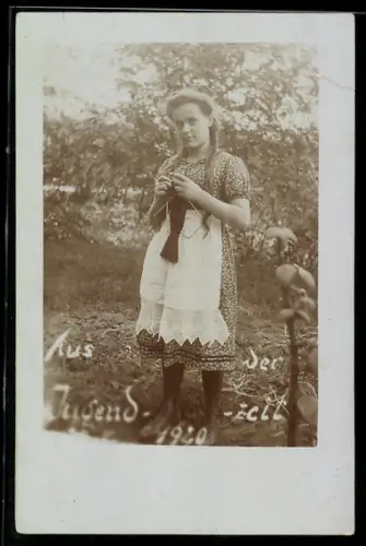 Foto-AK Mädchen beim Stricken im Garten 1920