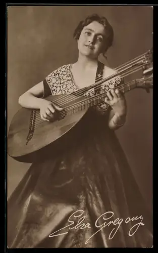 AK Musikerin Elsa Gregony mit Gitarre