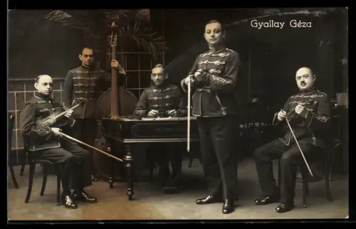 AK Trachtenkapelle Gyallay Géza mit Musikinstrumenten