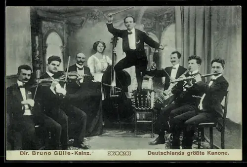 AK Direktor Bruno Gülle-Kainz mit Orchestermusikern