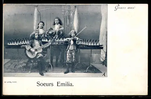 AK Soers Emilia mit Instrumenten, Musikerinnen