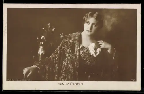 AK Schauspielerin Henny Porten im Kleid