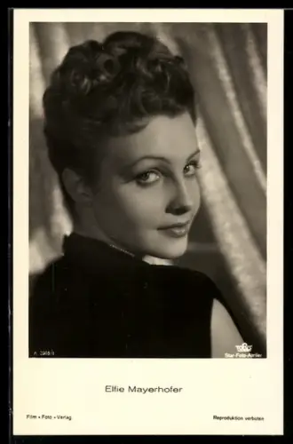 AK Schauspielerin Elfie Mayerhofer mit toller Frisur über ihre Schulter blickend