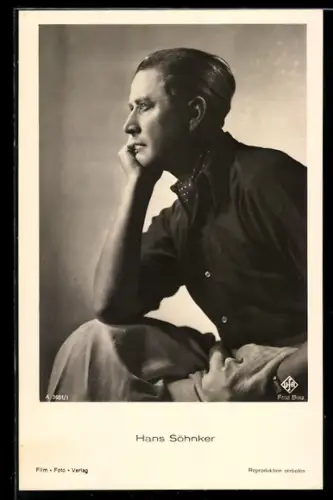 AK Schauspieler Hans Söhnker, seitliches Portrait mit aufgestütztem Kopf