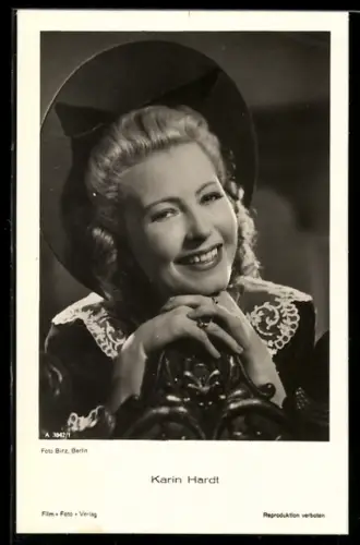 AK Schauspielerin Karin Hardt mit aufgestütztem Kopf